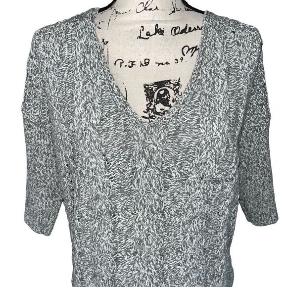 Express gray & white v-neck cable sweater medium - Picture 3 of 7